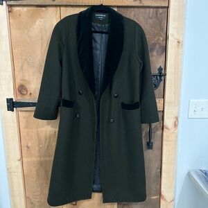 Elegant 100% DonnyBrook wool coat with velvet collar in pristine condition.